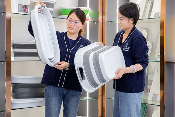 The process of staff folding buckets